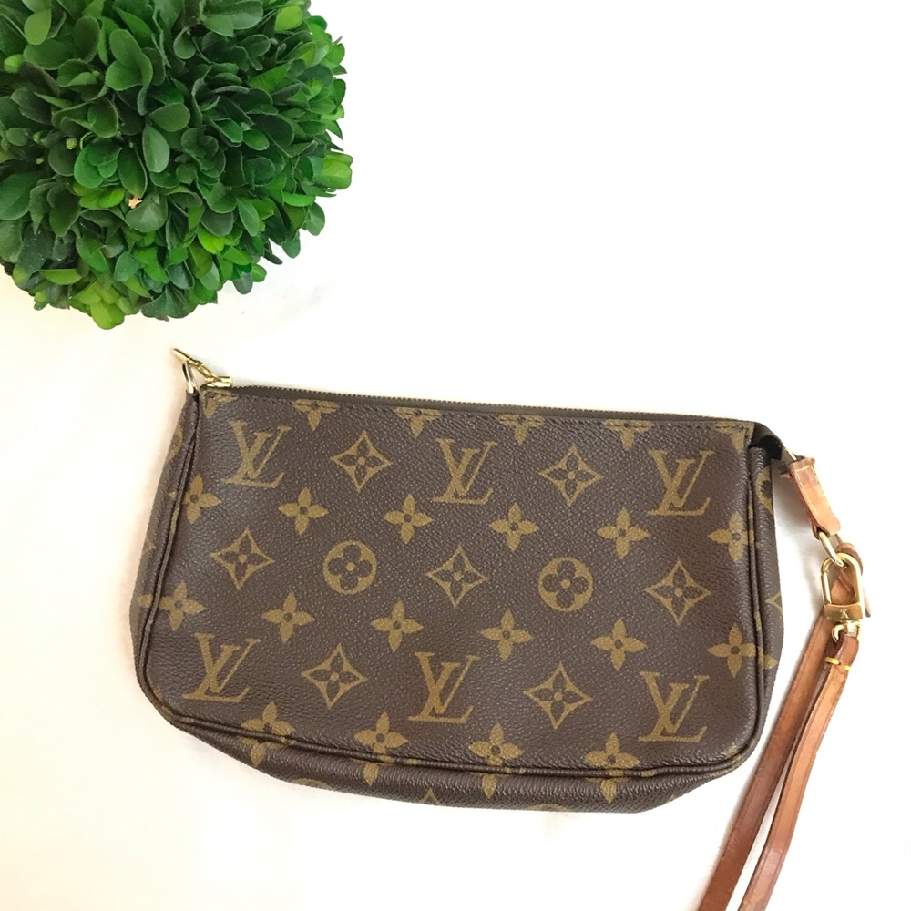 AUTHENTIC LOUIS VUITTON Monogram Pochette